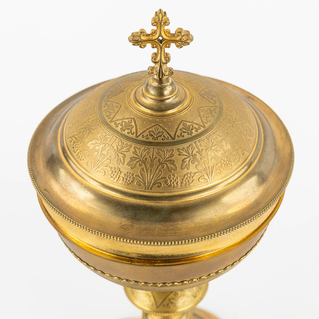 A six-lobed Ciboria, gilt brass with silver-plated medallions, Gothic Revival. (H:30 x D:15 cm)