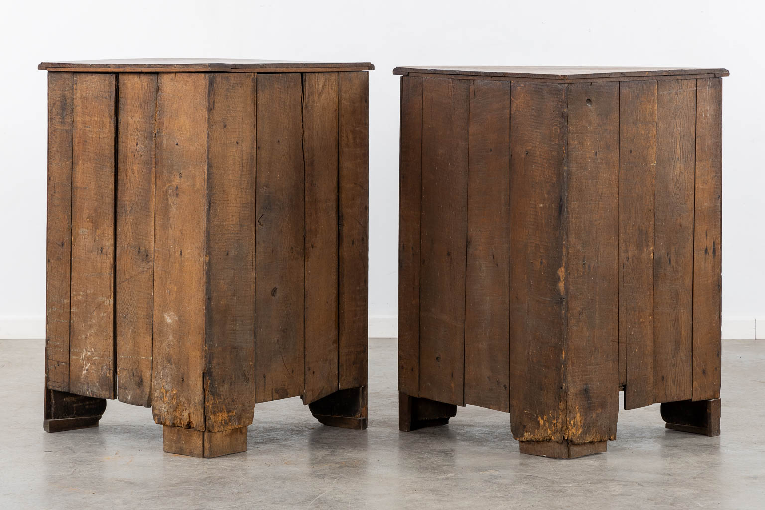 A pair of corner cabinets, sculptured oak, Louis XV stijl. 19de eeuw. (L:63 x W:63 x H:97 cm)