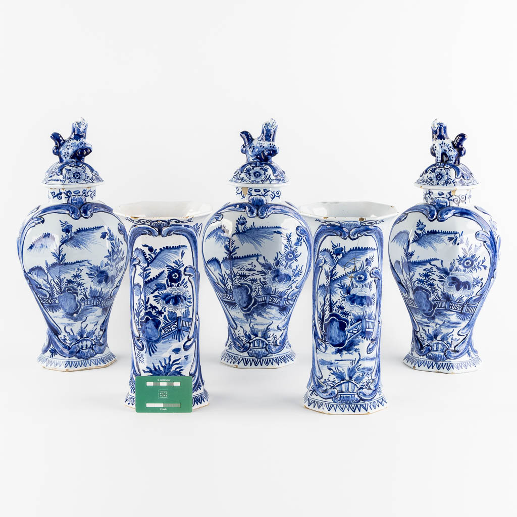 Een 5-delig Kaststel, Delft. Blauw-witte faience. (H:41 cm)