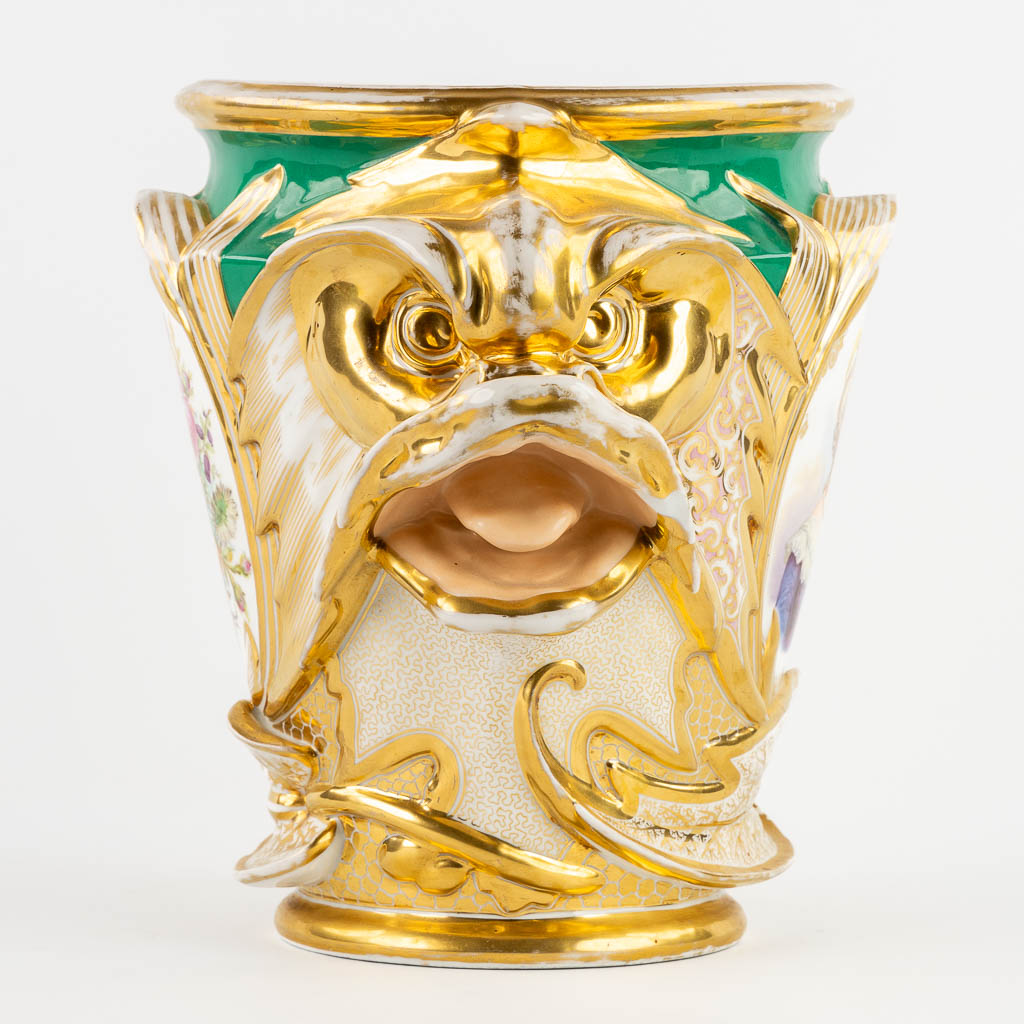 Viex Paris, A cache pot with hand-painted and gilt decor. Portrait of Marie-Antoinette. 