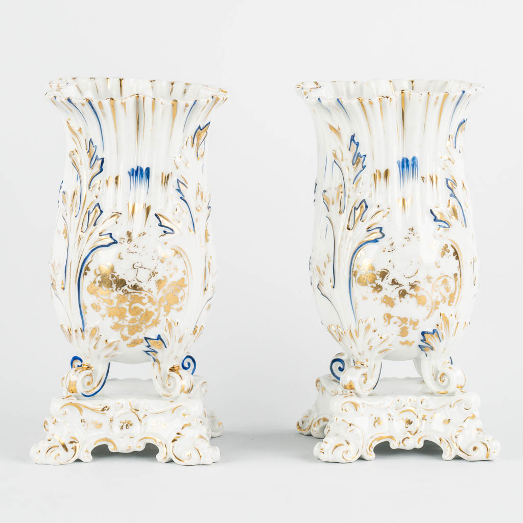 Two pairs of Vieux Paris vases one with ajoured handles, gilt porcelain. 19th C. 