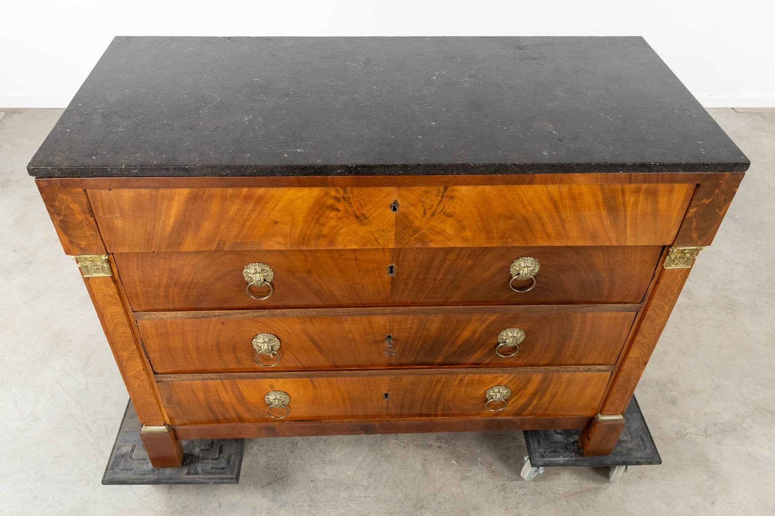 A four-drawer commode mounted with gilt bronze and a marble top, Empire. (L:53 x W:125 x H:98 cm)