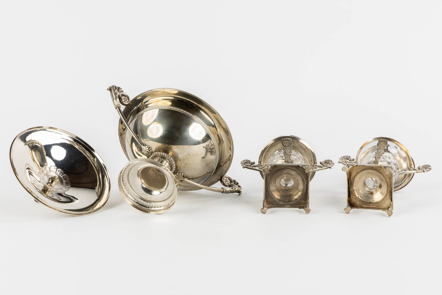 A collection of silver mustard, salt and pepper pots. Silver, Belgium. 19th C. (W:21 x H:17 cm)