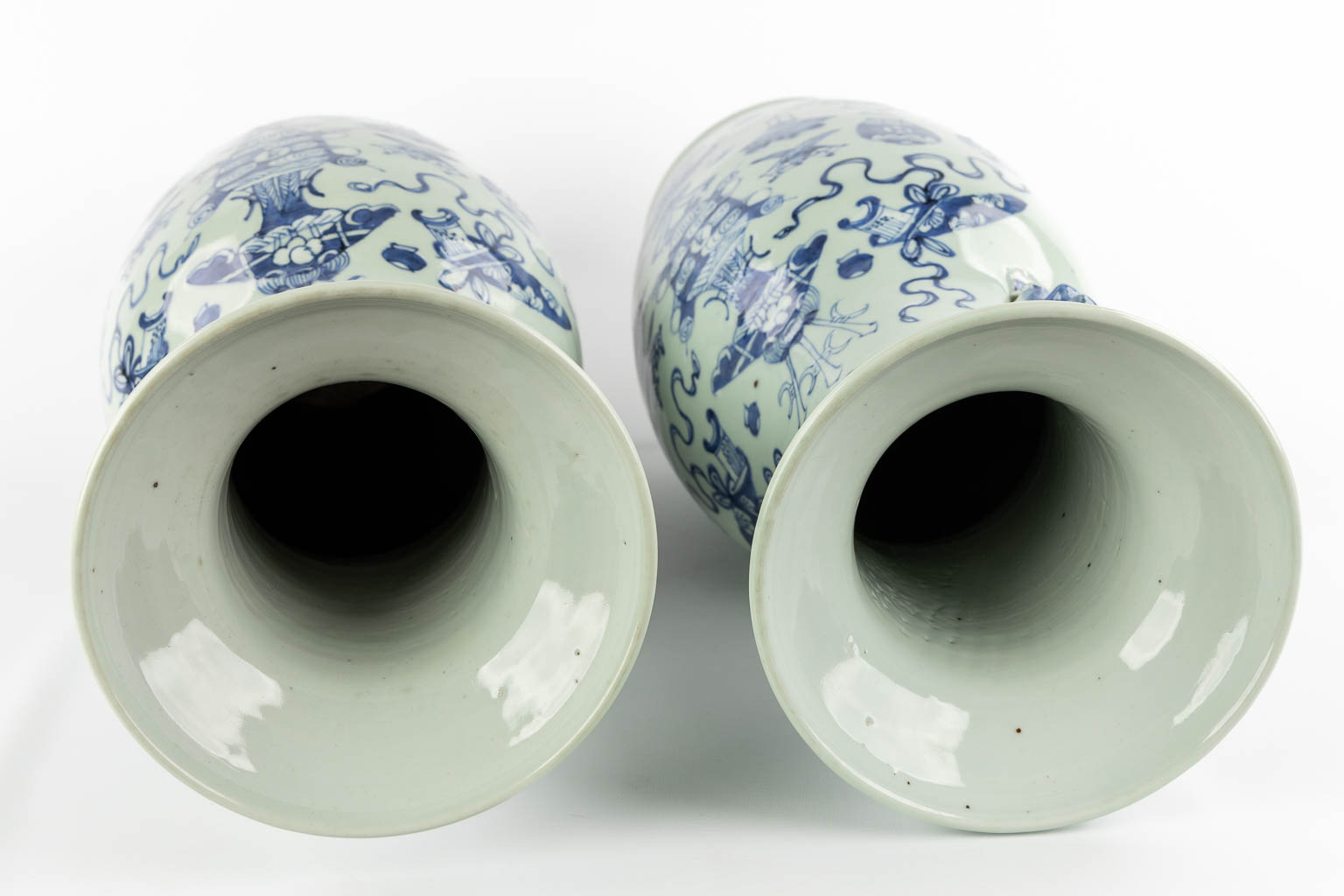 A pair of Chinese vases with a blue-white Antiquities decor. (H:58 x D:20 cm)