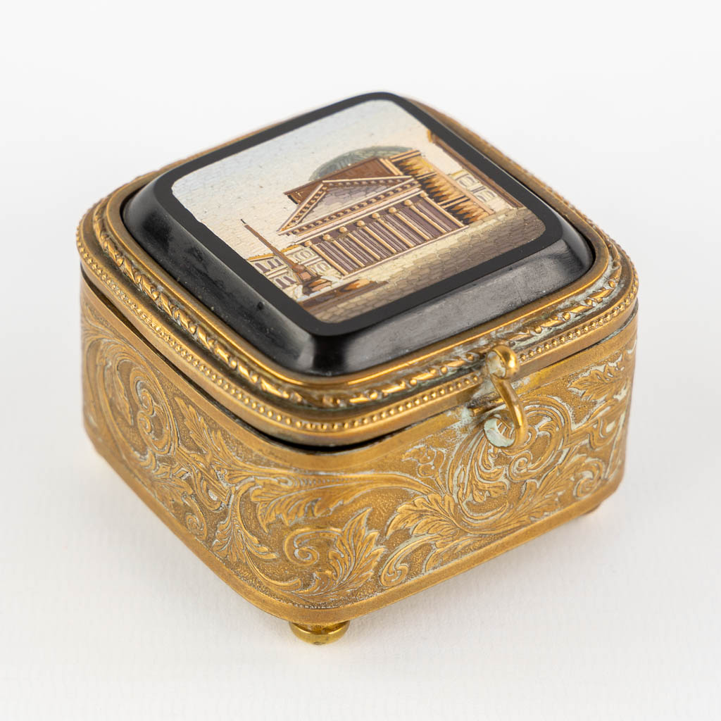 A miniature 'Trinklet box' with a micromosaic image of the Pantheon. (L:6,7 x W:5,7 x H:4,5 cm)