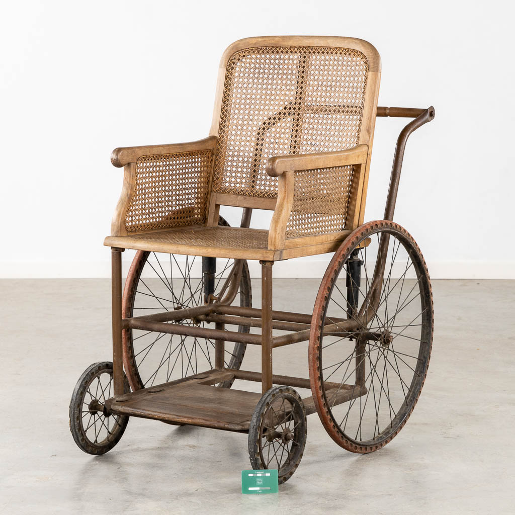 Dupont, Paris, an antique wheelchair. Circa 1900-1920. (L:97 x W:68 x H:105 cm)