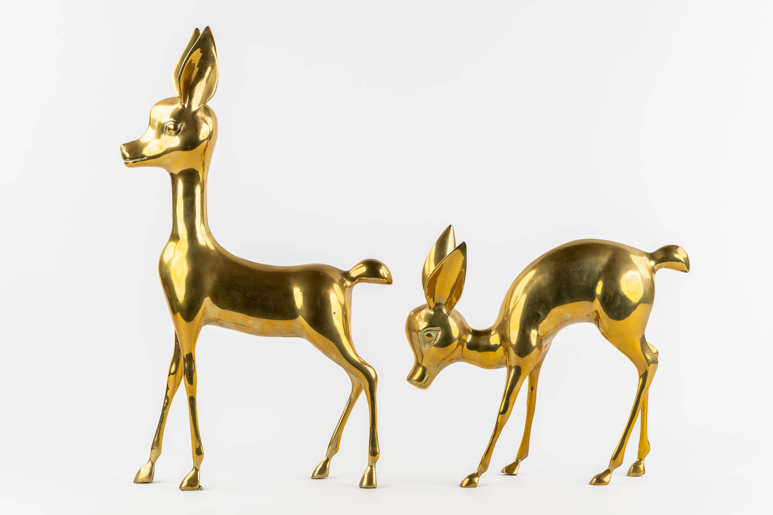 A pair of brass deer, Hollywood Regency style. (W:56 x H:33 cm)