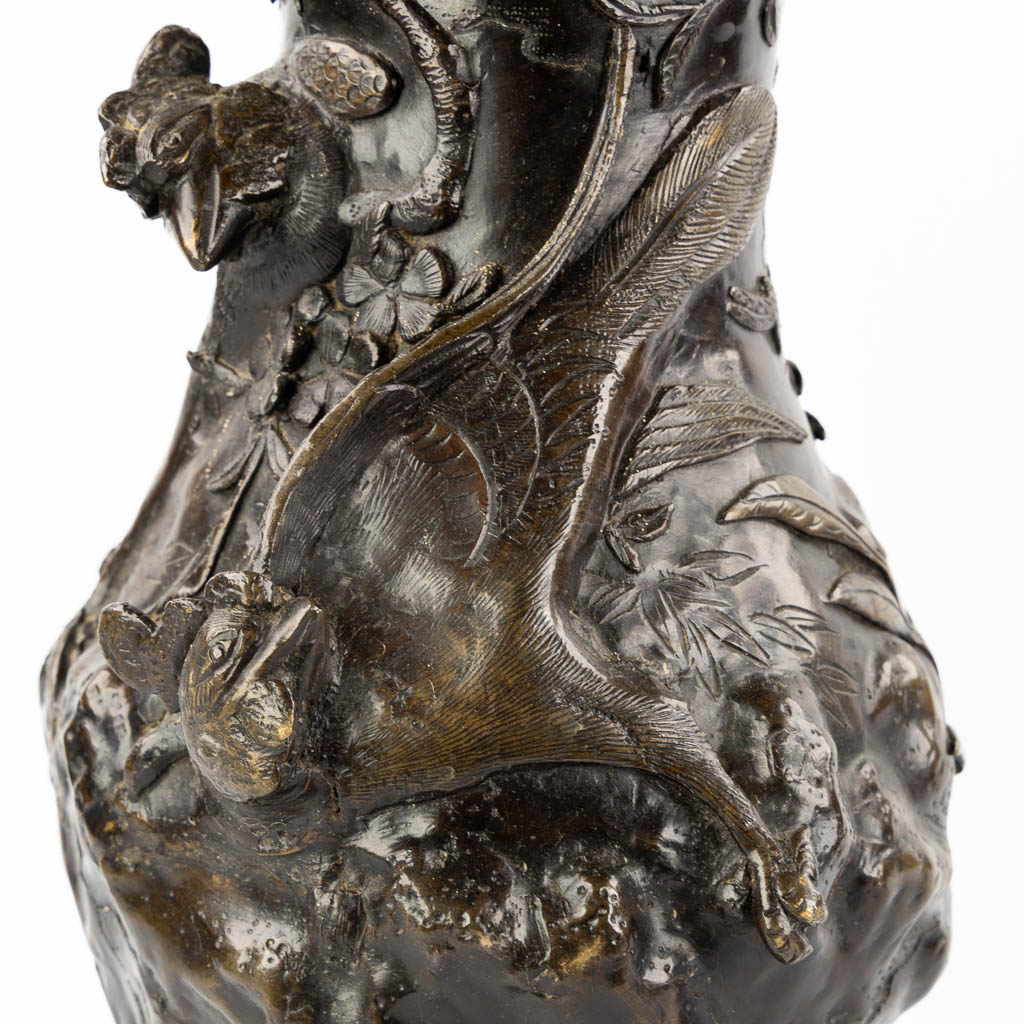 Een paar Japanse bronzen vazen met decor van fauna en flora. Meji. (H:46 x D:18 cm)