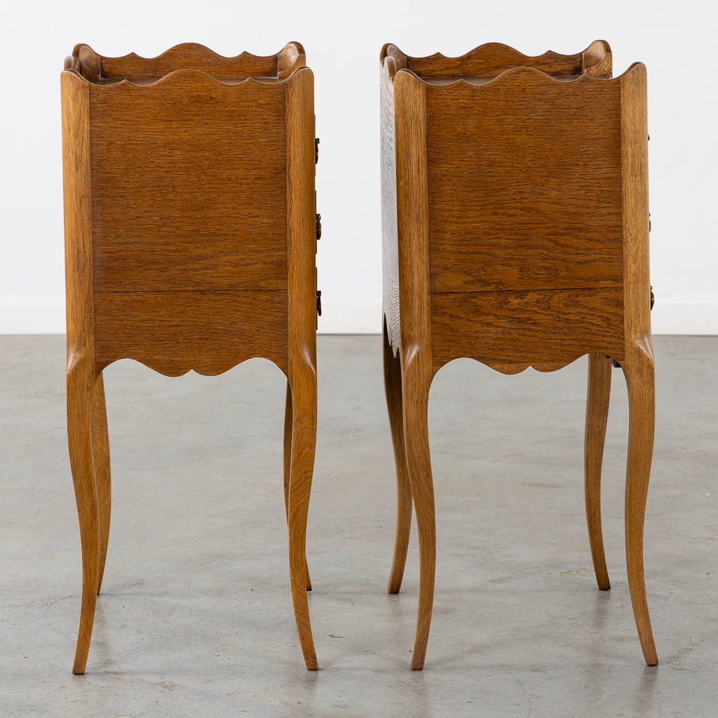 A decorative pair of oak nightstands or side tables. (L:34 x W:45 x H:80 cm)