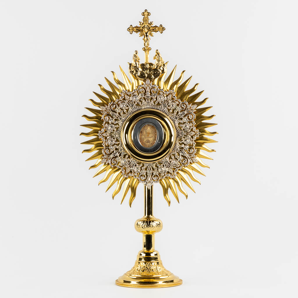 A sunburst monstrance with a multi-theca 'De Ligno Cruxis DNJC, True cross and saints + COA. (W:27 x H:52 cm)