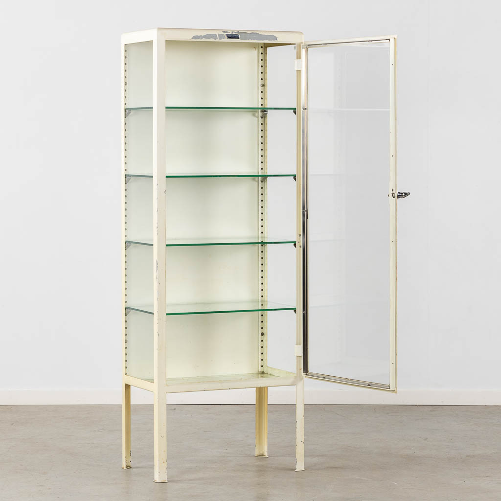 Een mid-century medicijnkast, doktersvitrine. Circa 1950. (L:38 x W:61 x H:165 cm)