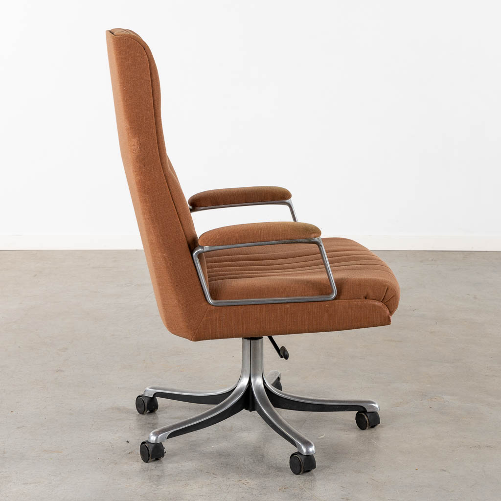 Osvaldo BORSANI (1911-1985) 'Office Chair, P125'. (L:72 x W:76 x H:106 cm)