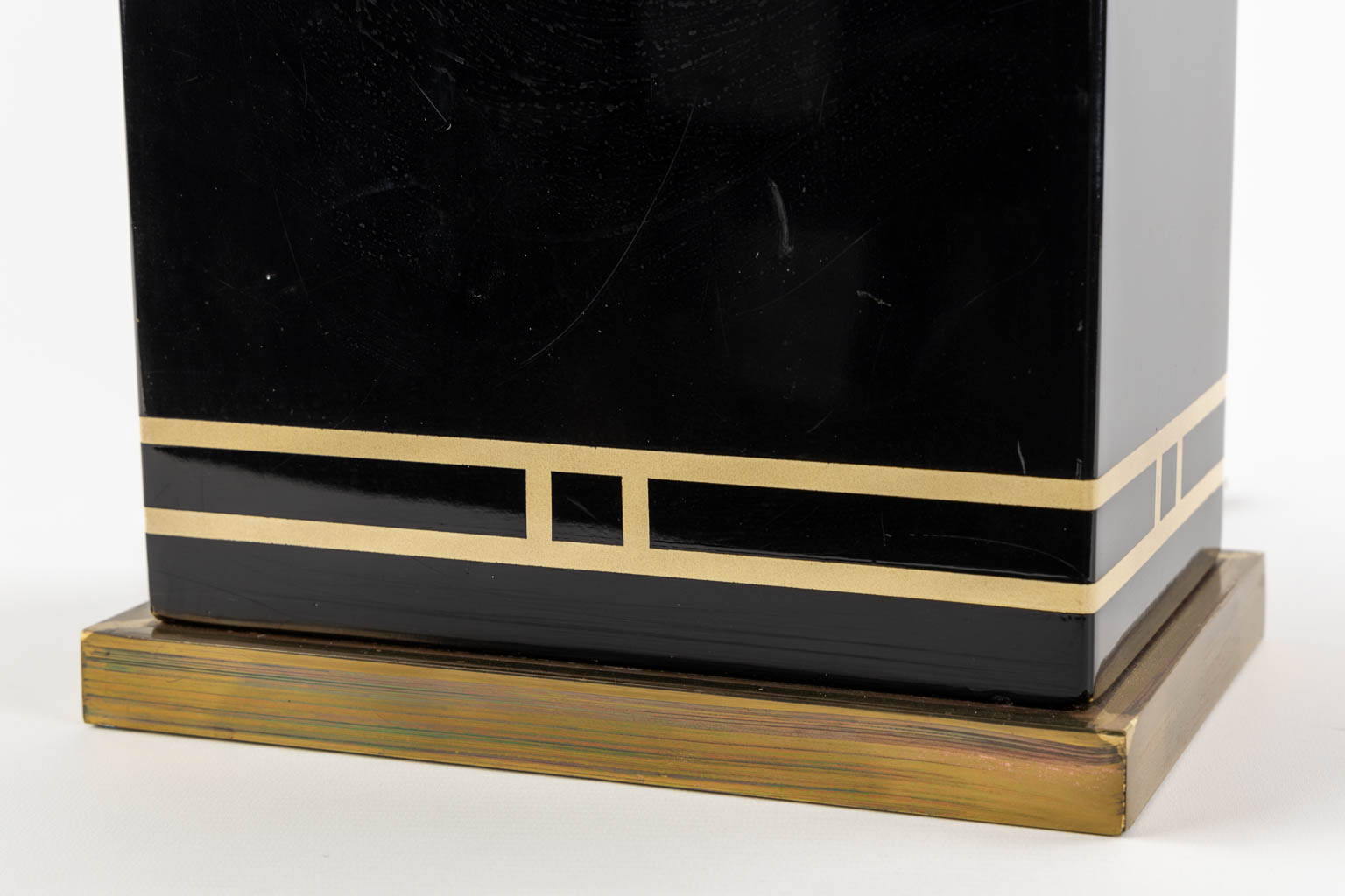 A pair of black-lacqured and brass inlay table lamps, in the style of Maison Jansen. (L:16 x W:24 x H:83 cm)