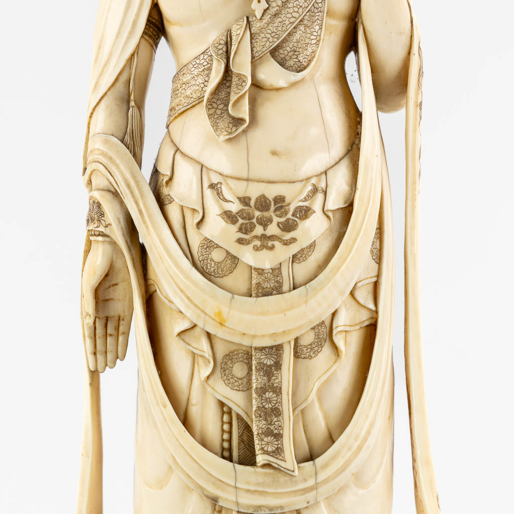 Een Japanse ivoorsculptuur van Guan-Yin, Meji periode. 4,135kg. (L:12 x W:14 x H:56 cm)