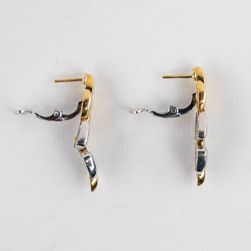 A pair of earrings, 18kt yellow gold with brilliant cut diamonds. 10,16g. (W:1 x H:3,5 cm)