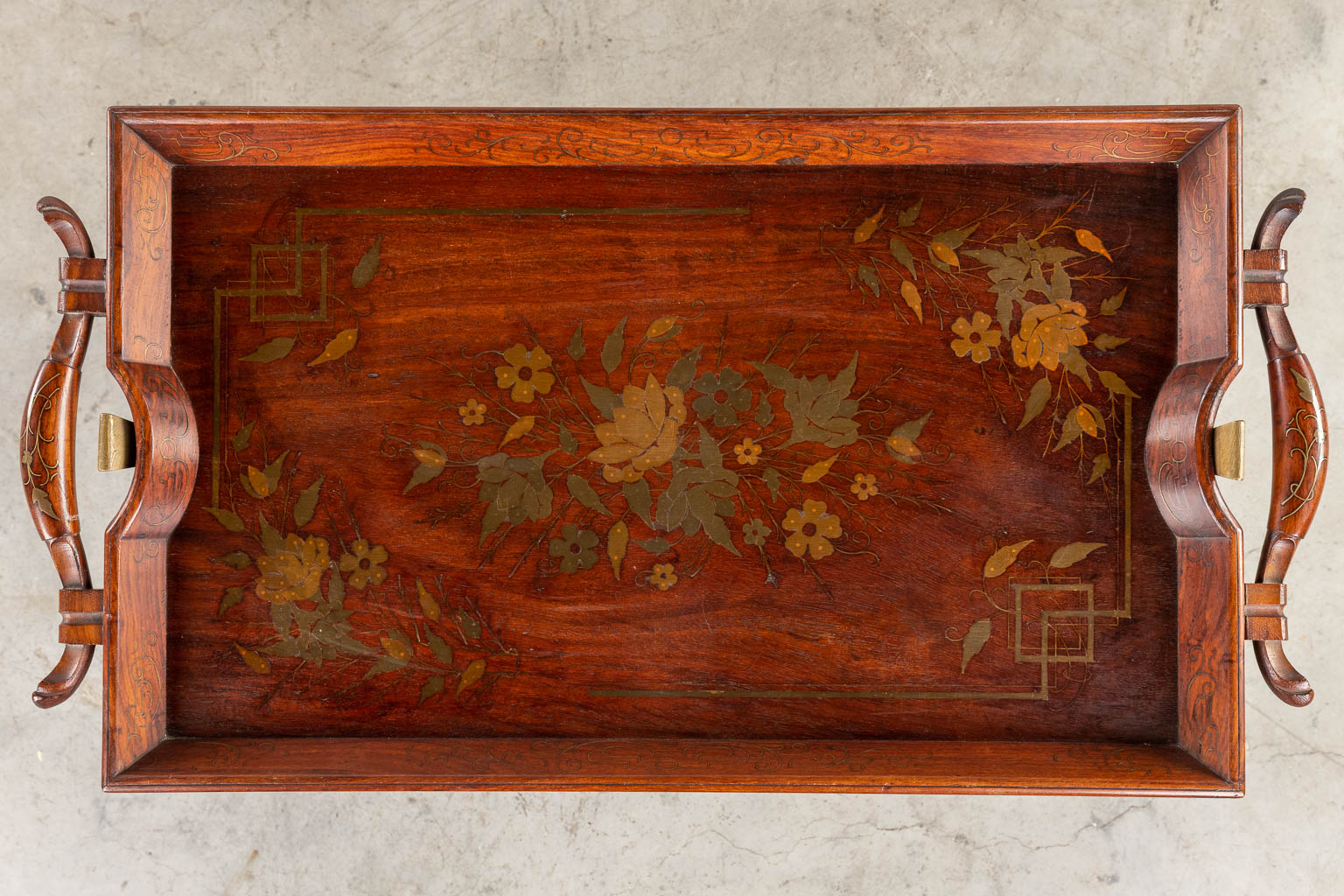 A serving tray with Chinoiserie decor and marquetry copper inlay, foldable legs. Circa 1900. (D:35 x W:67 x H:50 cm)