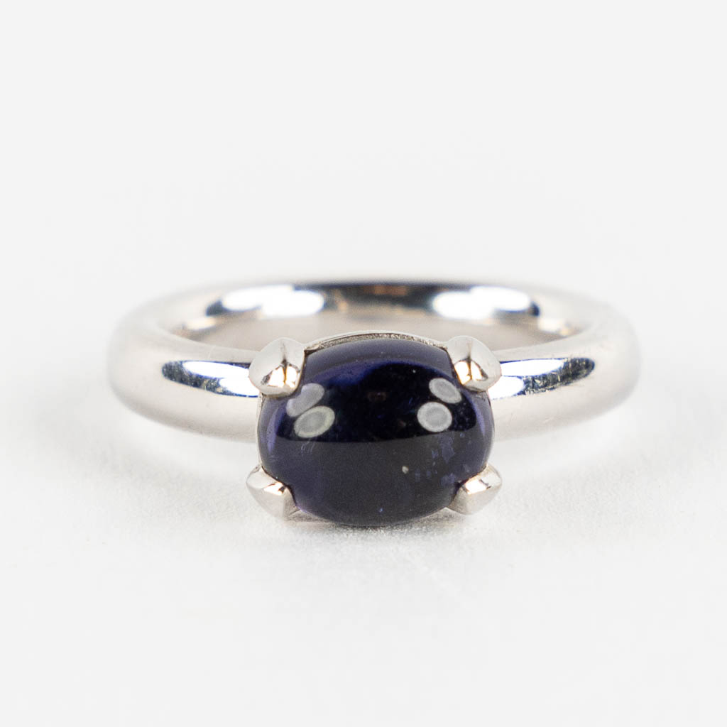 Bron Jewellery, an 18kt white gold ring with a cabochon sapphire. 11,16g. Ringmaat 57. 