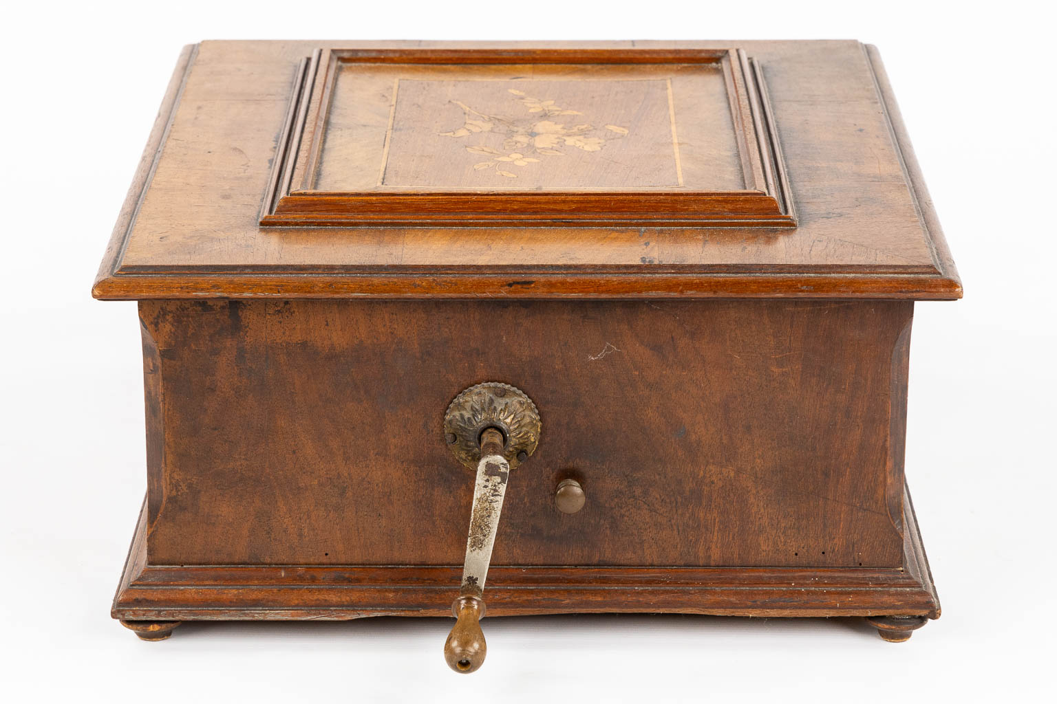 Polyphon, a music box in a wood chest. 10 records. (L:47 x W:54 x H:23 cm)