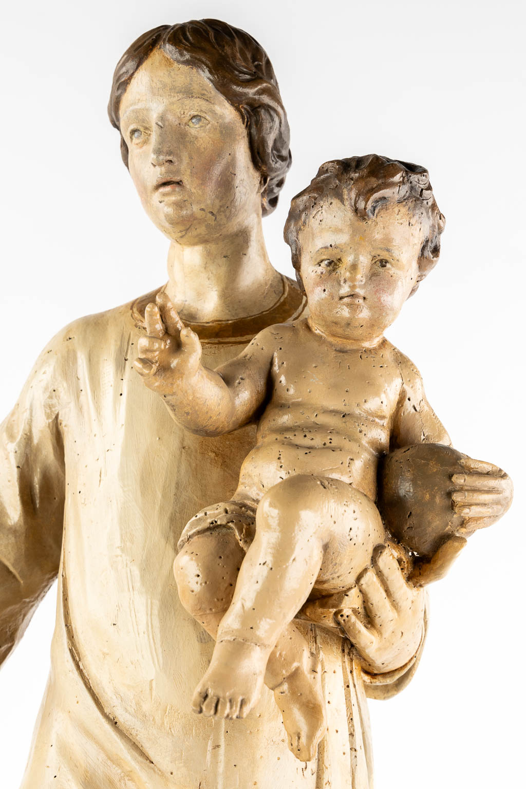 Een houtgesculpteerd en gepatineerd figuur van Madonna met kind. 18de eeuw. (L:33 x W:34 x H:90 cm)