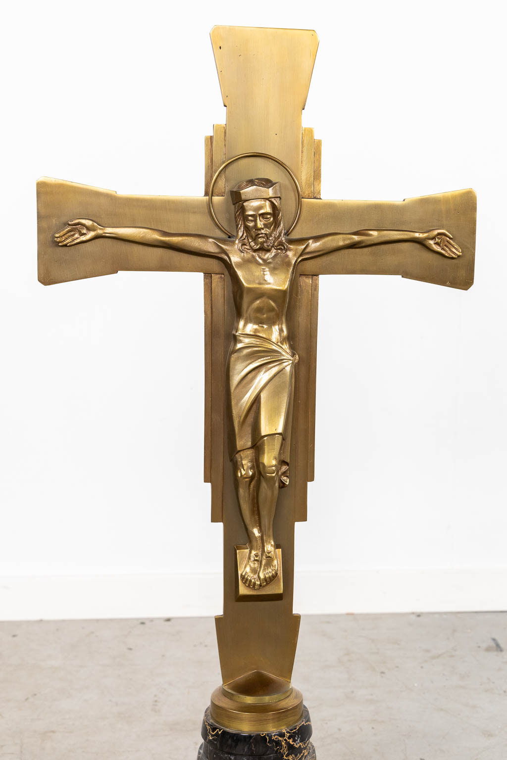 An altar crucifix with 8 matching candelabra, marble and copper. (W:38 x H:79 cm)