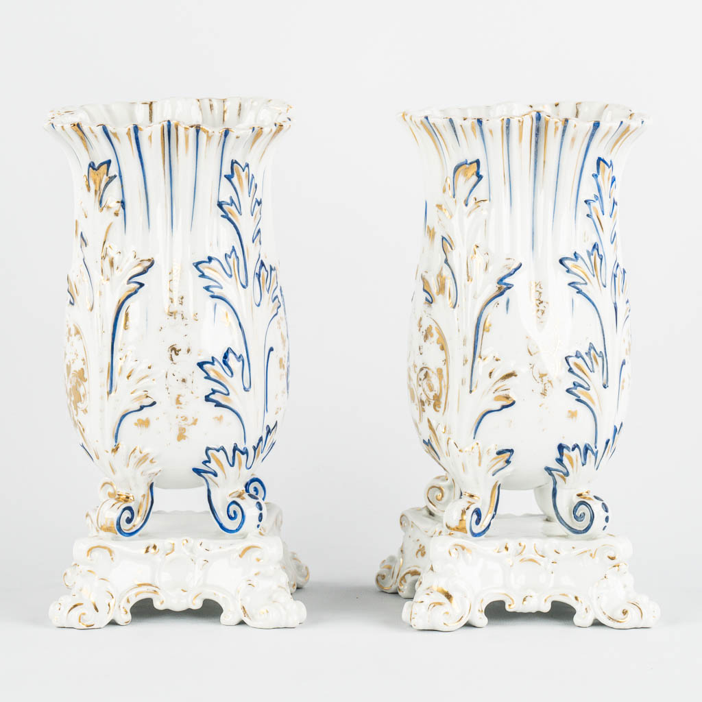 Two pairs of Vieux Paris vases one with ajoured handles, gilt porcelain. 19th C. 