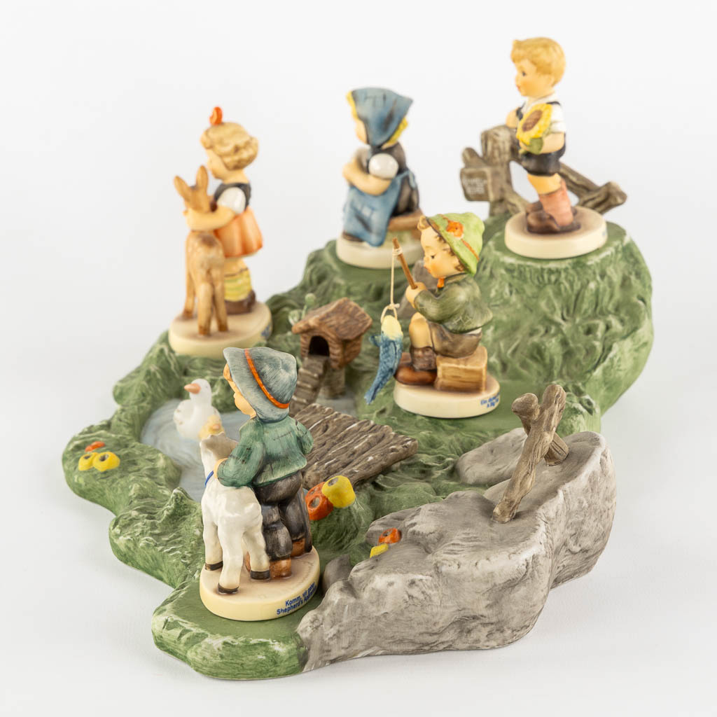 Hummel, a pond with figurines, in total 13 pieces. (W:35 x H:14 cm)