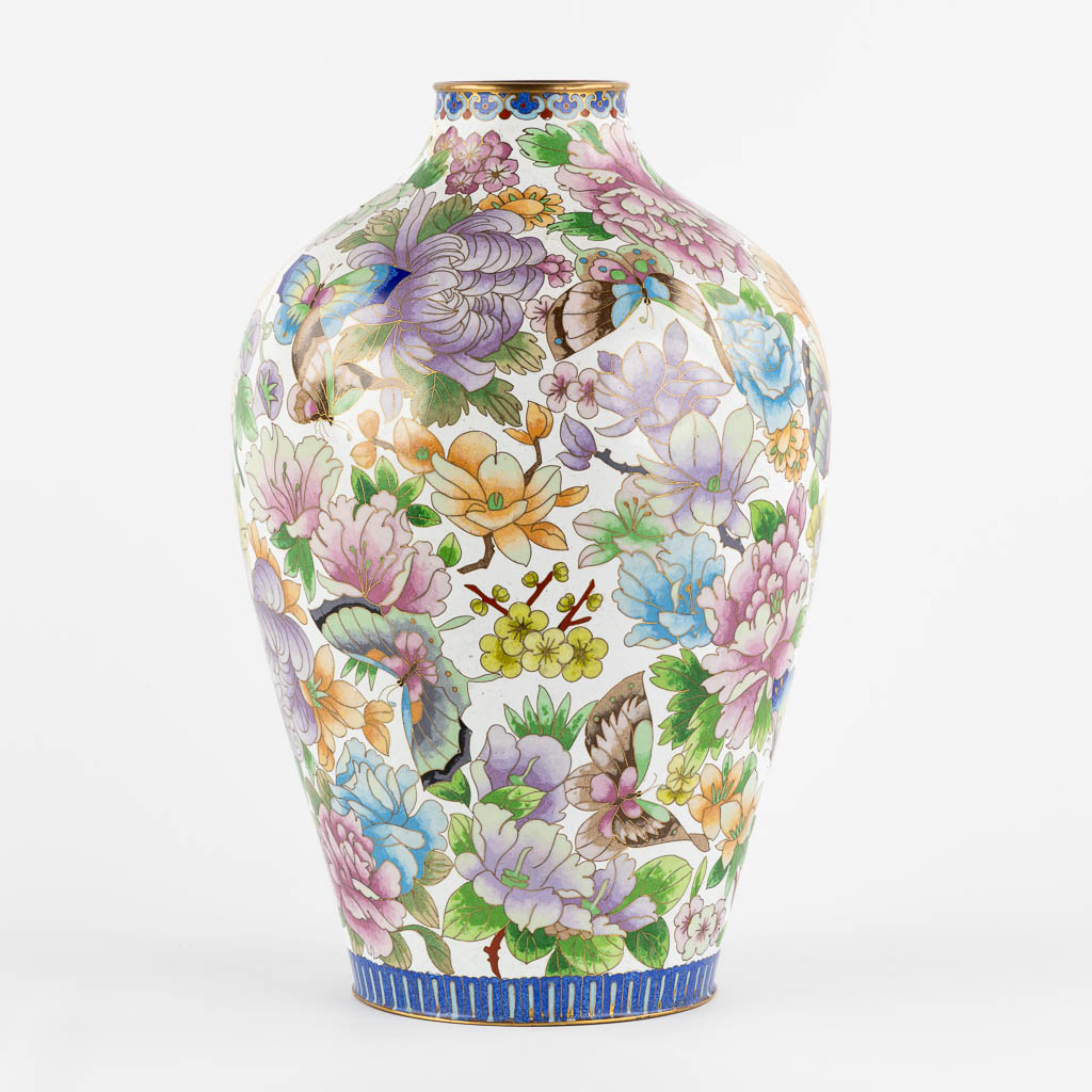 Een decoratieve cloisonné email vaas, fauna en flora. (H:39 x D:23 cm)