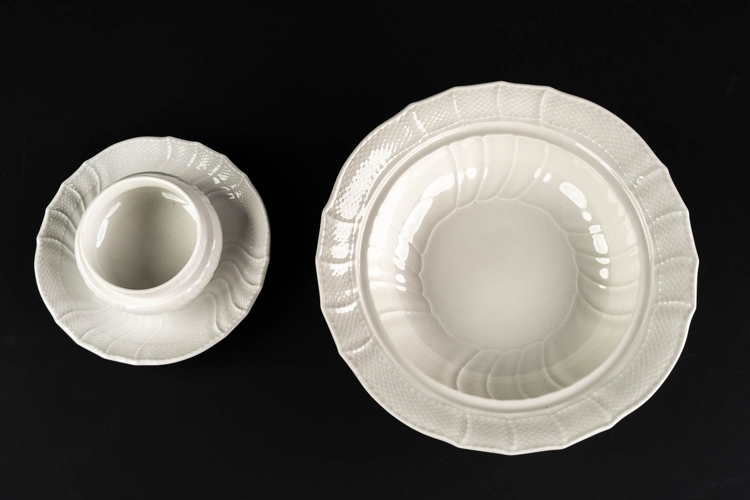 KPM, een 59-delig porselein dineerservies, inclusief de terrine. (L:31 x W:40,5 cm)