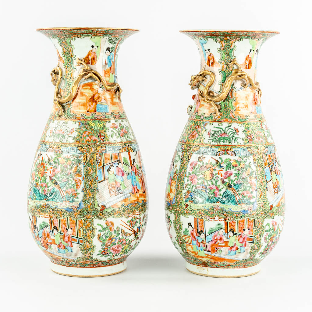 A pair of Chinese Canton vases with a Relief dragon decor, 19th C.