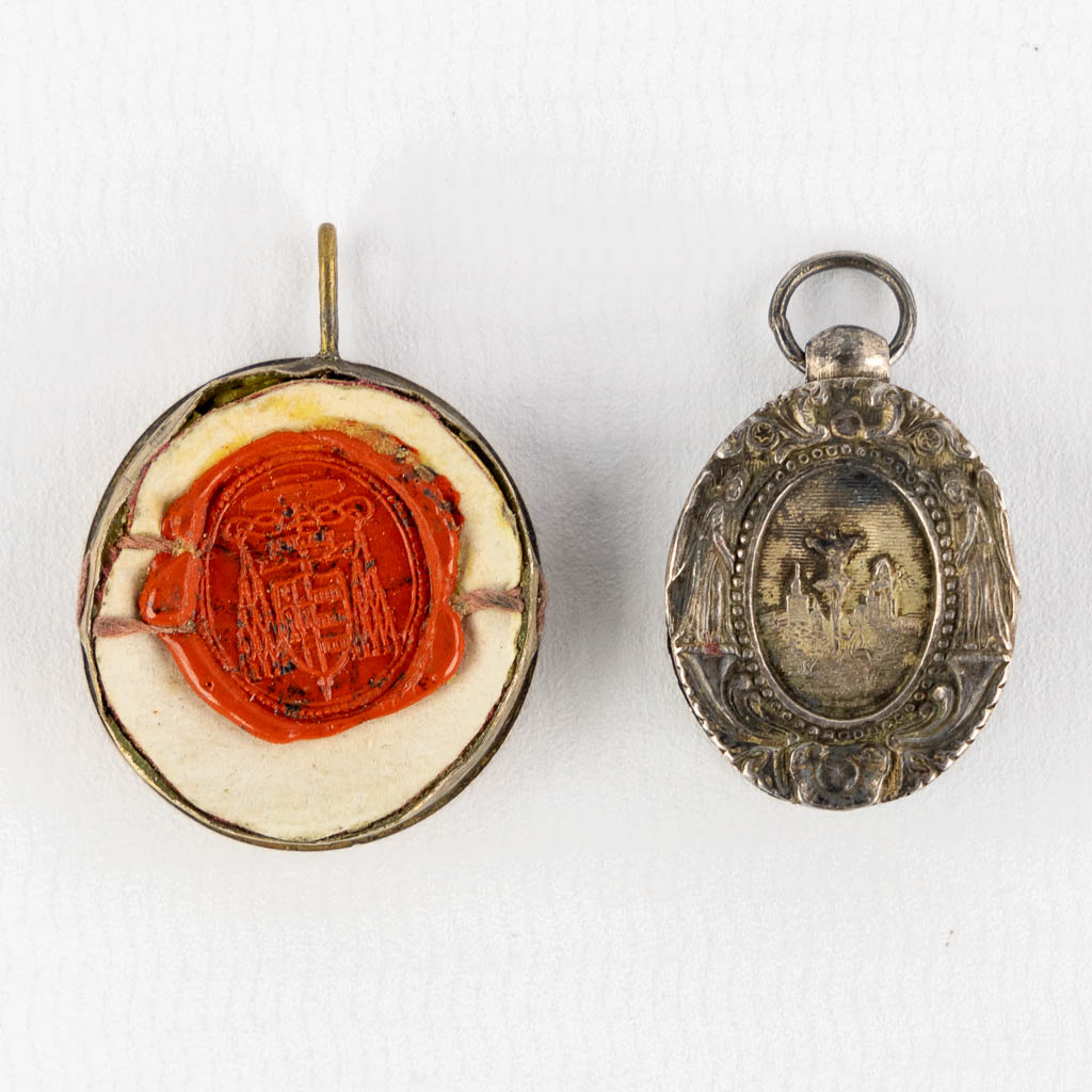 two pendant with sealed theca, Saint John of the cross and the True Cross. 