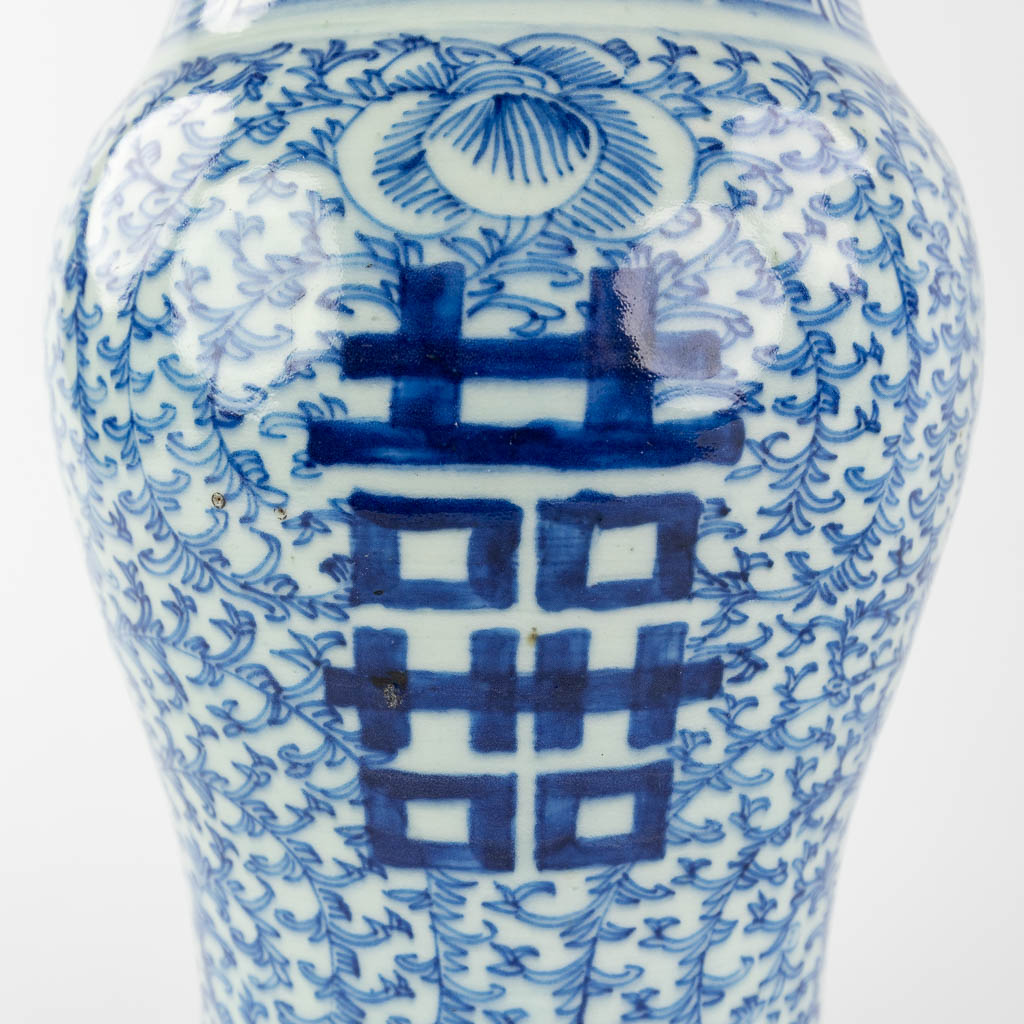 A pair of Chinese blue-white vases, Chenghua mark. 19th C. (H:41 x D:21,5 cm)