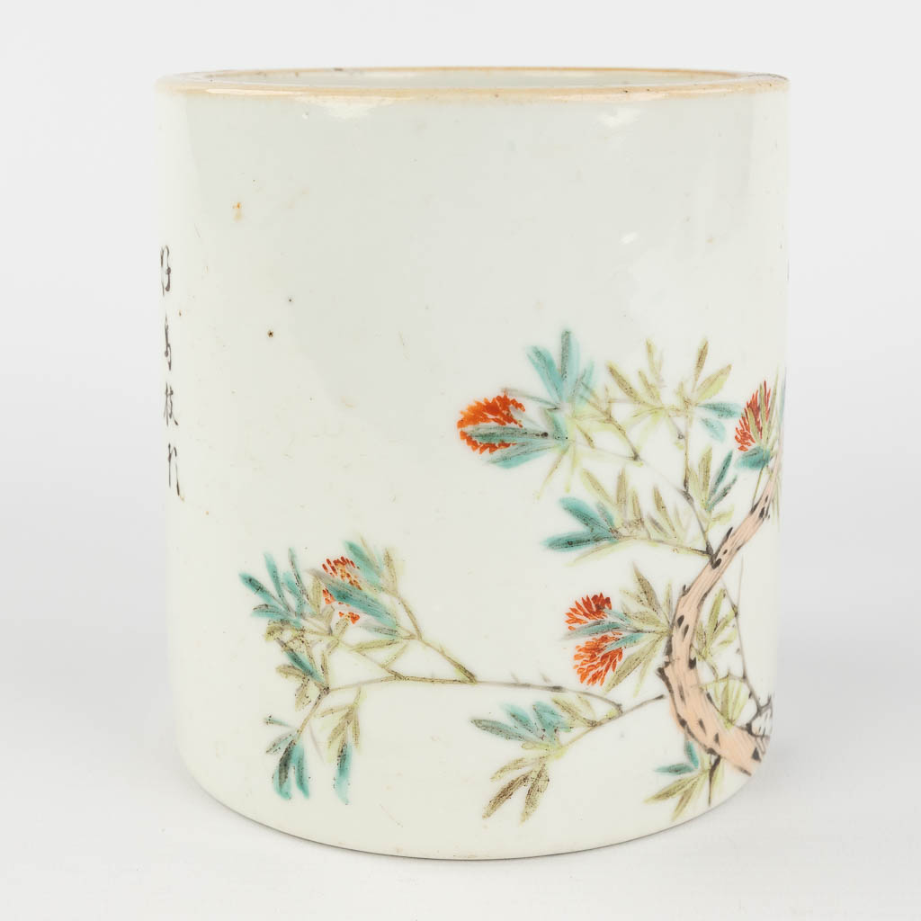 A Chinese brush pot, decorated with branches and a parrot. 19th/20th C. (H: 13,5 x D: 12,5 cm)