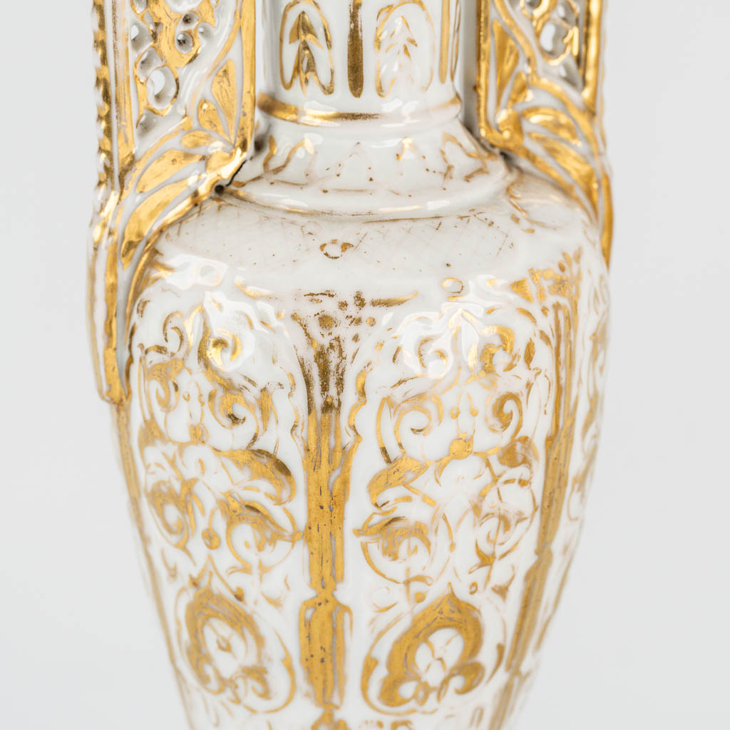 Two pairs of Vieux Paris vases one with ajoured handles, gilt porcelain. 19th C. 