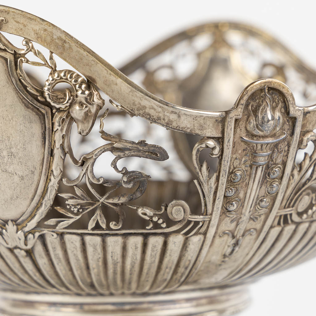 A silver vase and ajoured bowl, gross weight: 505g. (H:17 x D:22 cm)