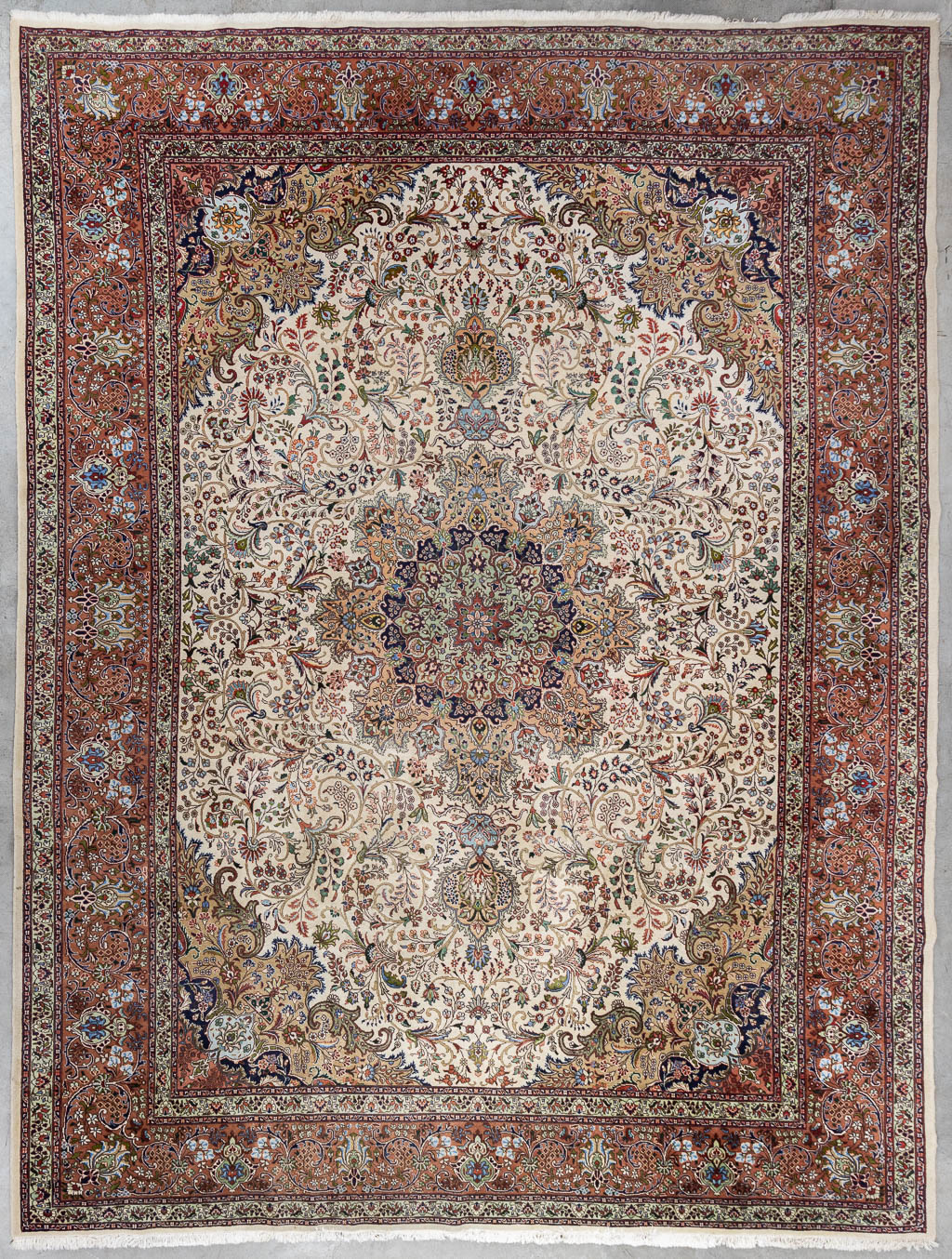 A large Oriental hand-made karpet, Keshan/Kashan. (L:389 x W:300 cm)