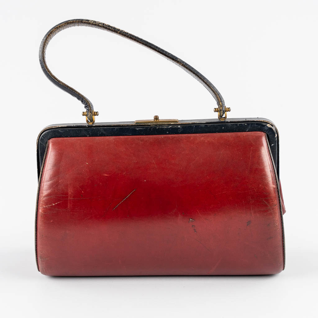 Delvaux, a vintage handbag, red leather, circa 1950. (W:28 x H:18 cm)