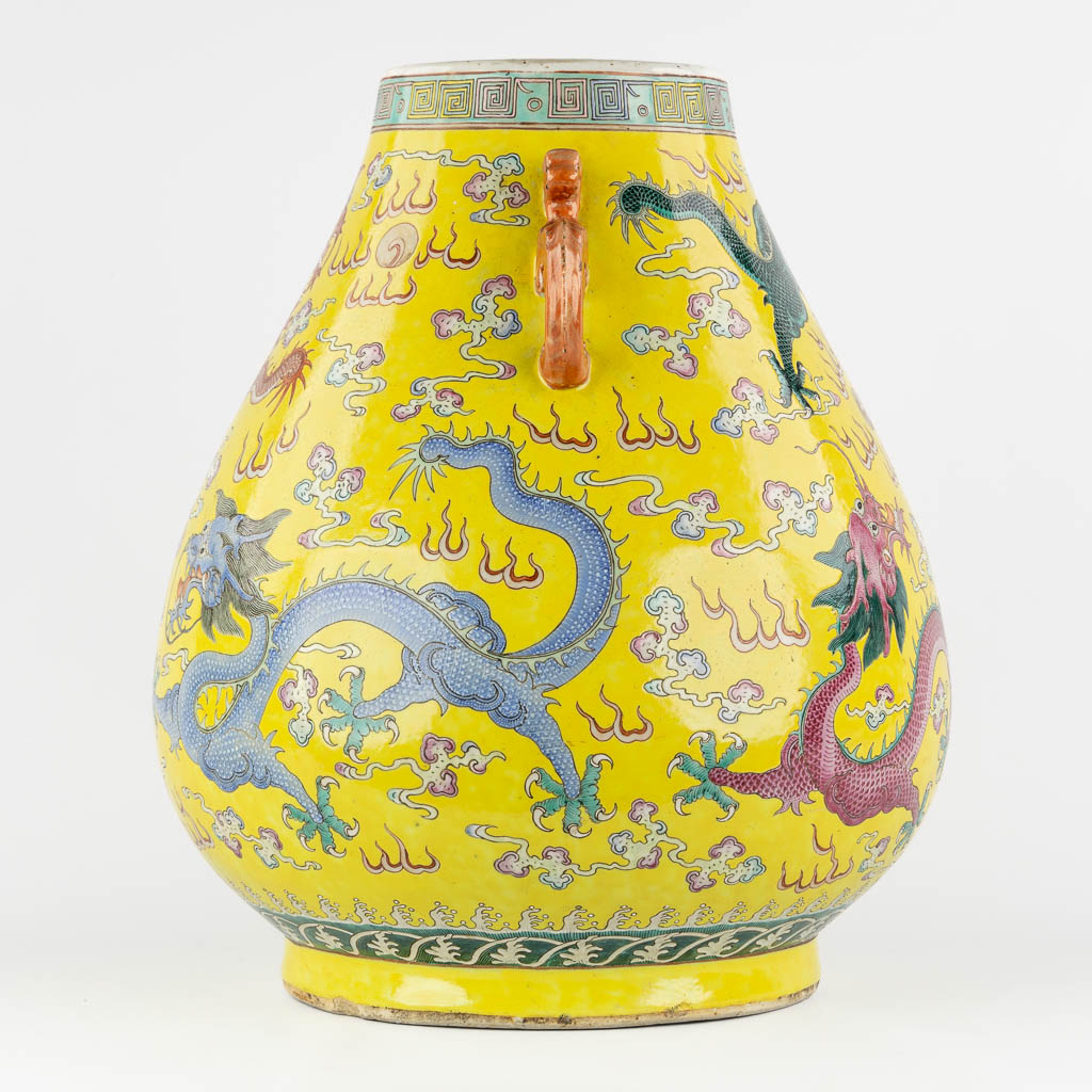 Een grote gele Chinese vaas met drakendecor, Kangxi merk. 19de eeuw. (H:47 x D:37 cm)