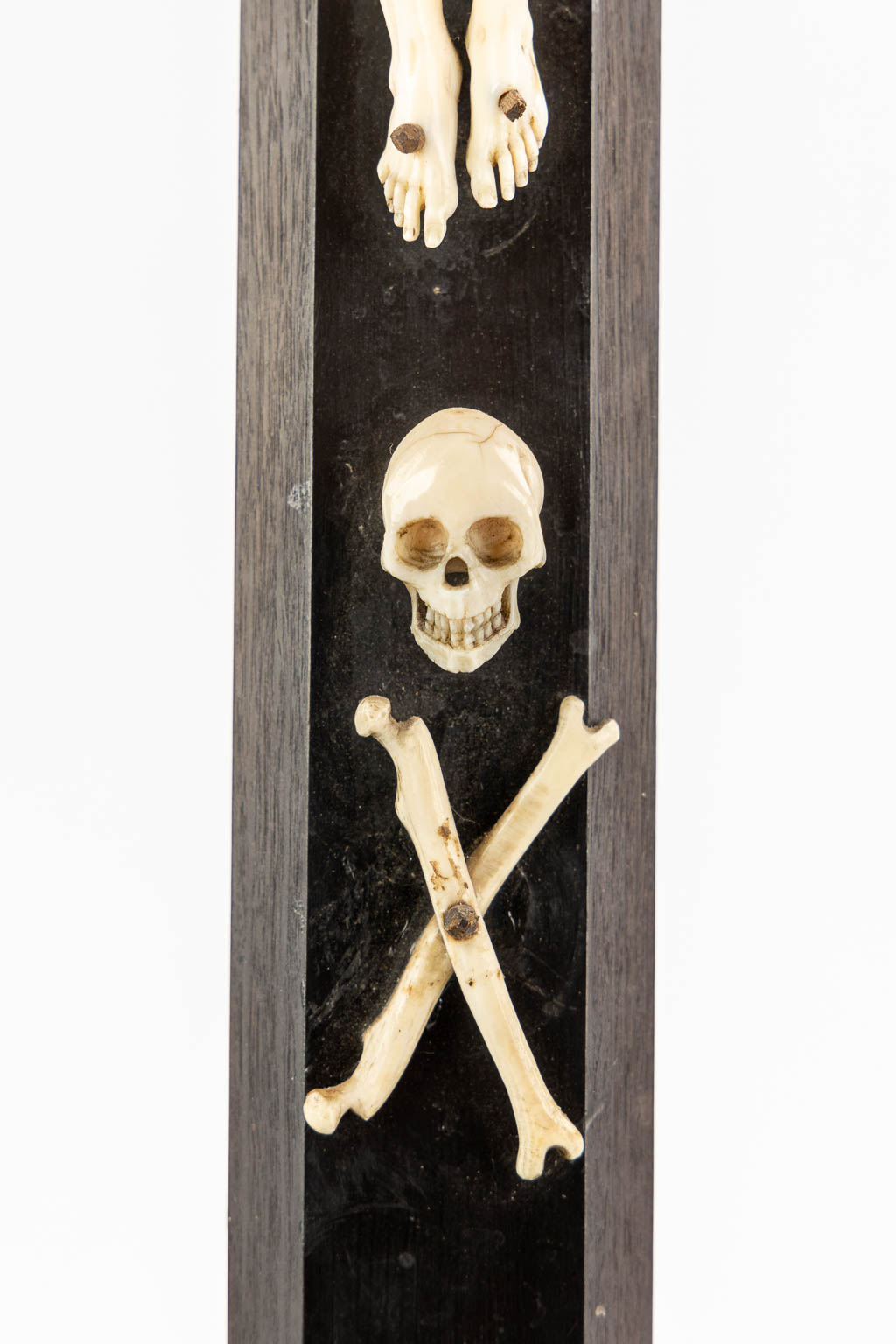 An antique Corpus Christi mounted on an ebonised wood crucifix, Ivory sculpture, 19th C. (L:9,5 x W:22,5 x H:52,5 cm)