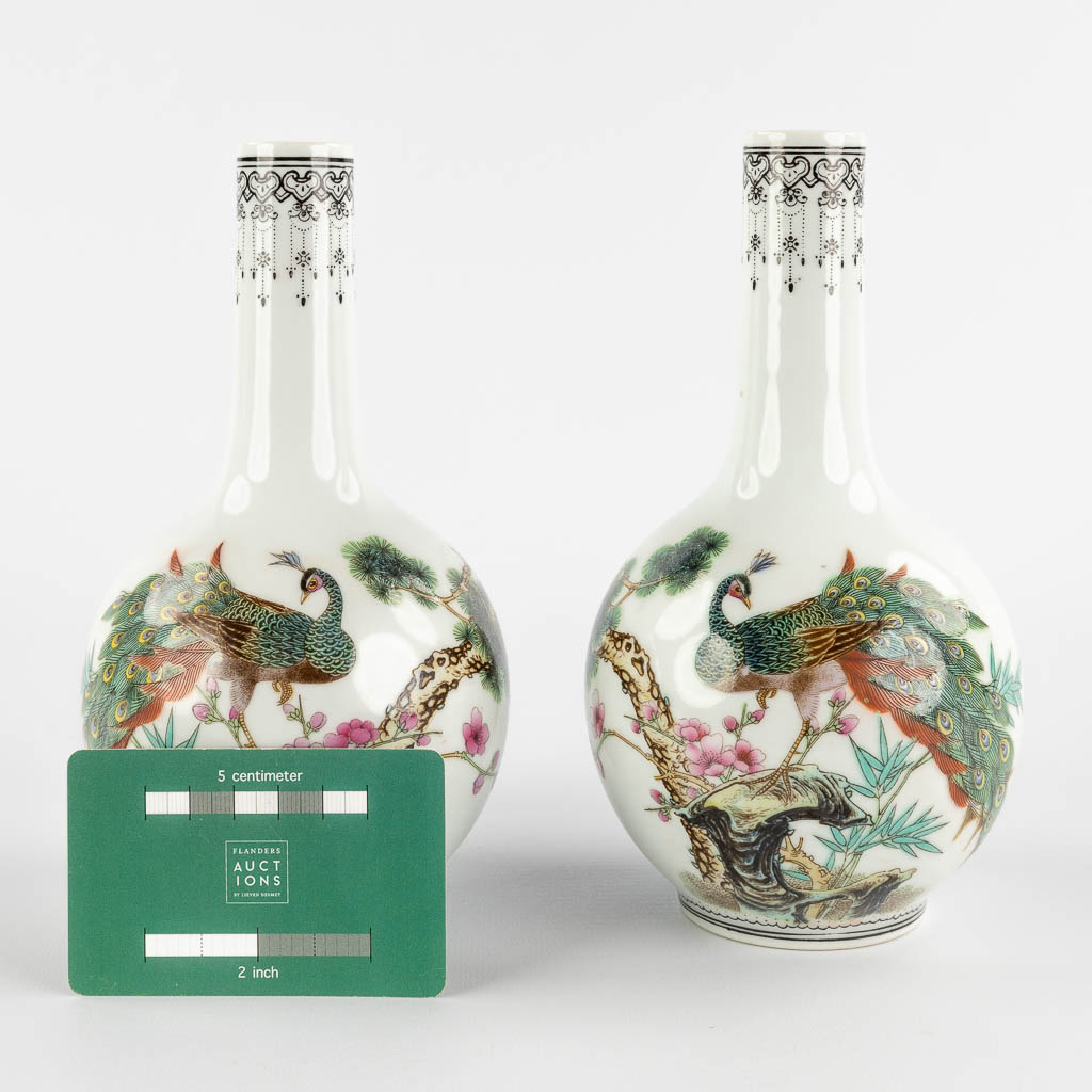 A pair of Chinese vases decorated with peacocks, 20th C. (H:19,5 x D:10,5 cm)