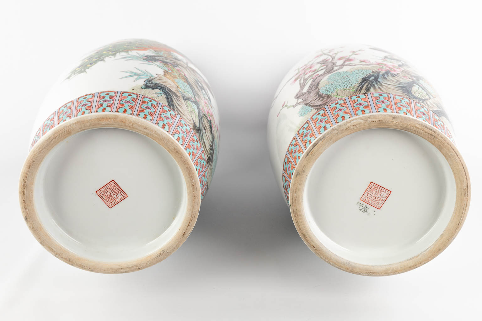 A pair of Chinese vases decorated with peacocks, 20th C. (H:61 x D:25 cm)