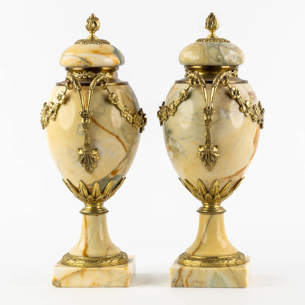 Een paar marmer en bronzen cassolettes met guirlande decor, circa 1900. (L:16 x W:20 x H:41 cm)