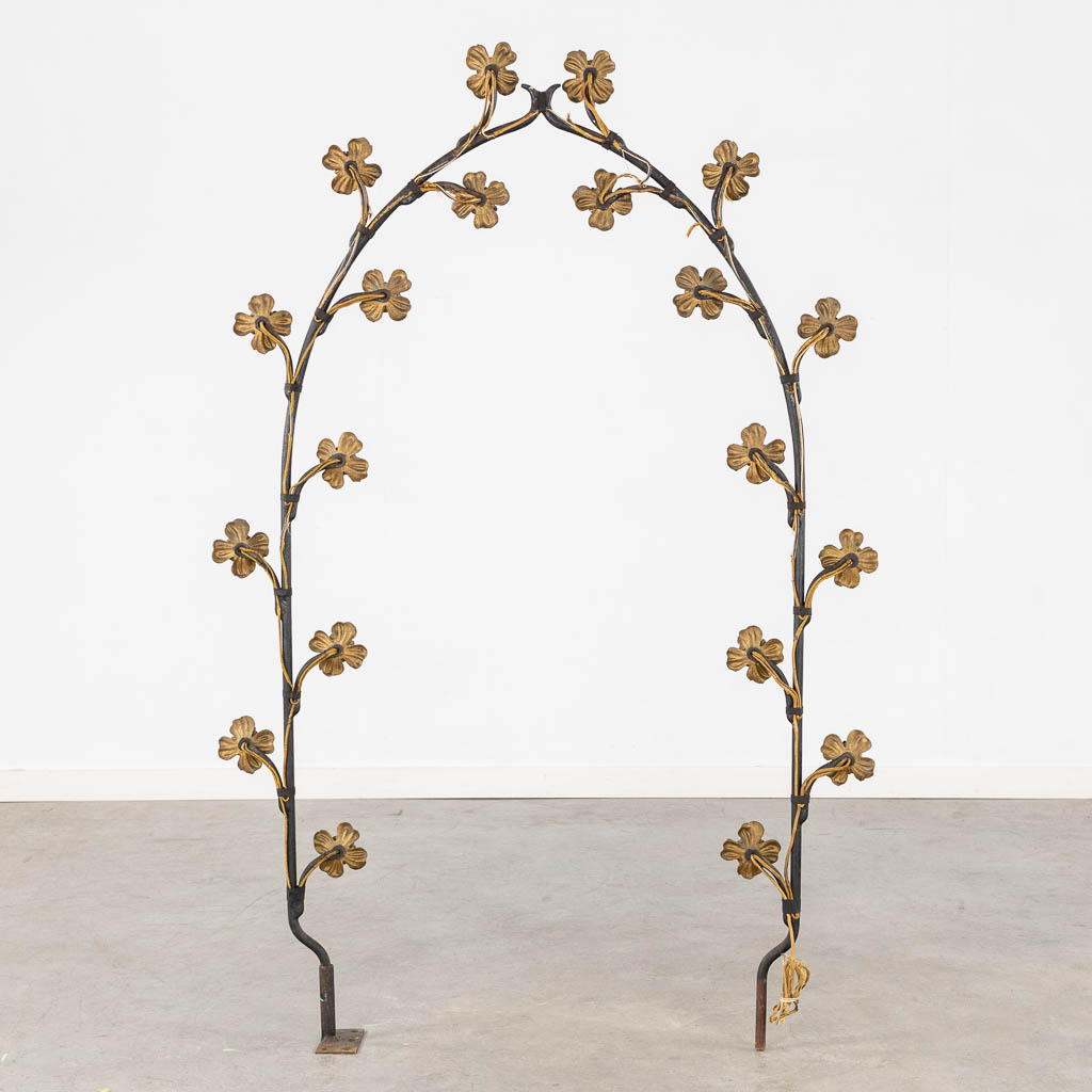 A large Rosary for a figurine, brass and wrought iron, circa 1900. (W:94 x H:144 cm)