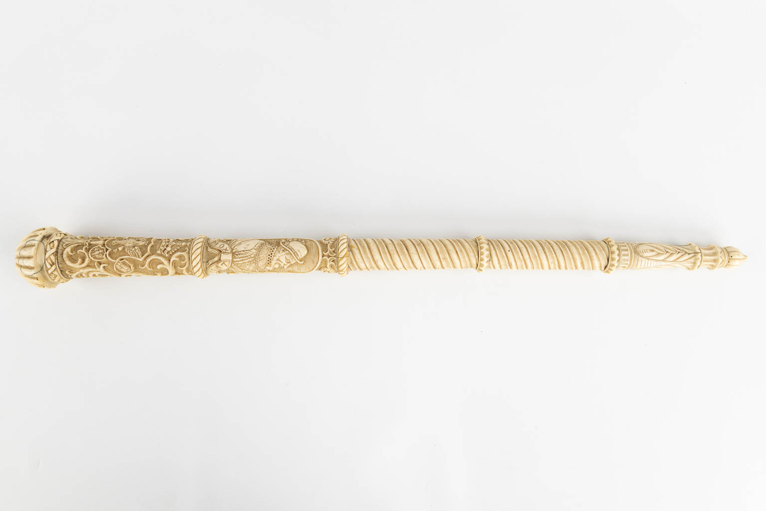 Een antieke scepter, gesculpteerde ivoor met mythologische scènes. 19de eeuw. (L:63 cm)