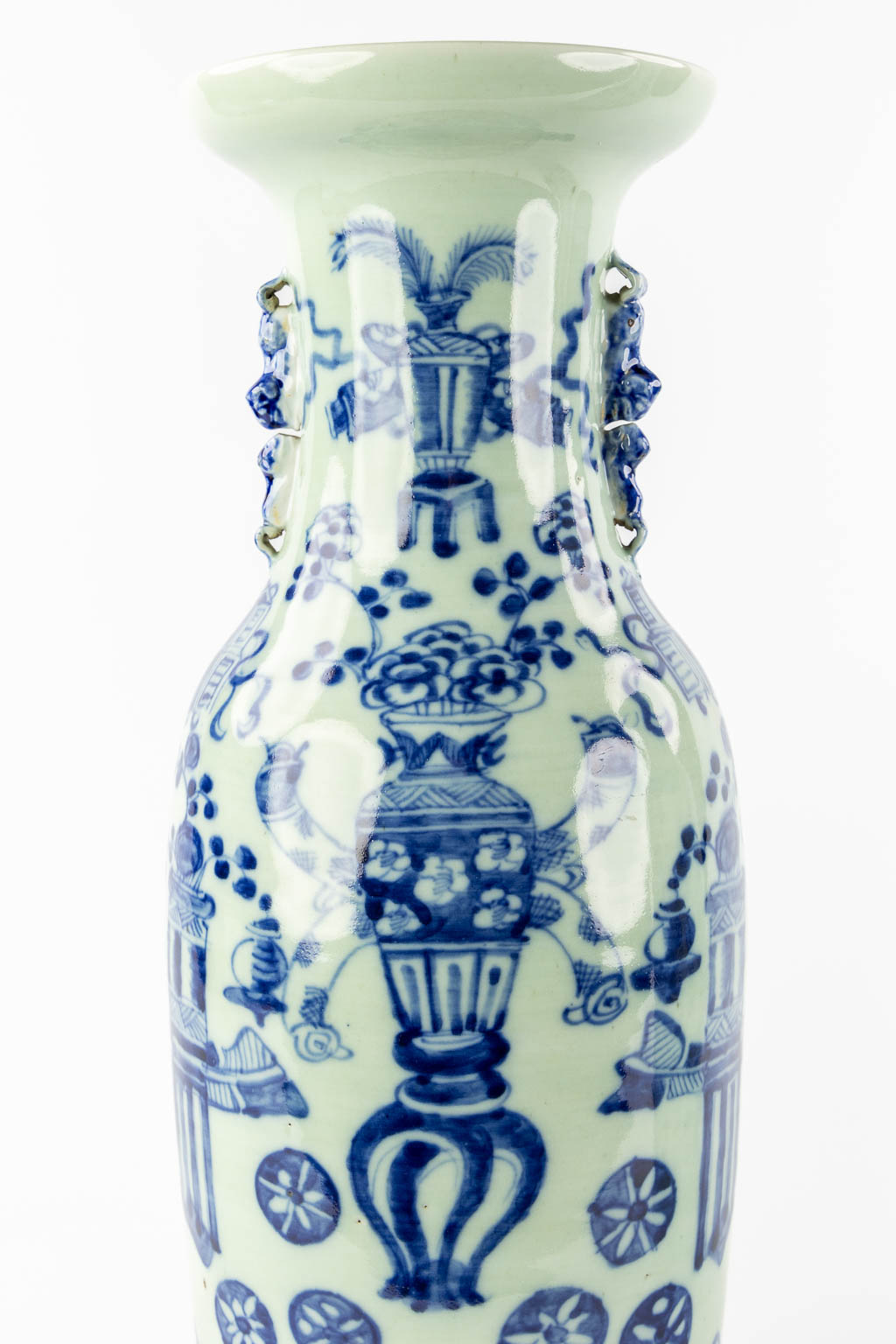 Twee Chinese vazen met blauw-wit decor, Foo hond en Feniks, Antiquiteiten. (H:58 x D:23 cm)