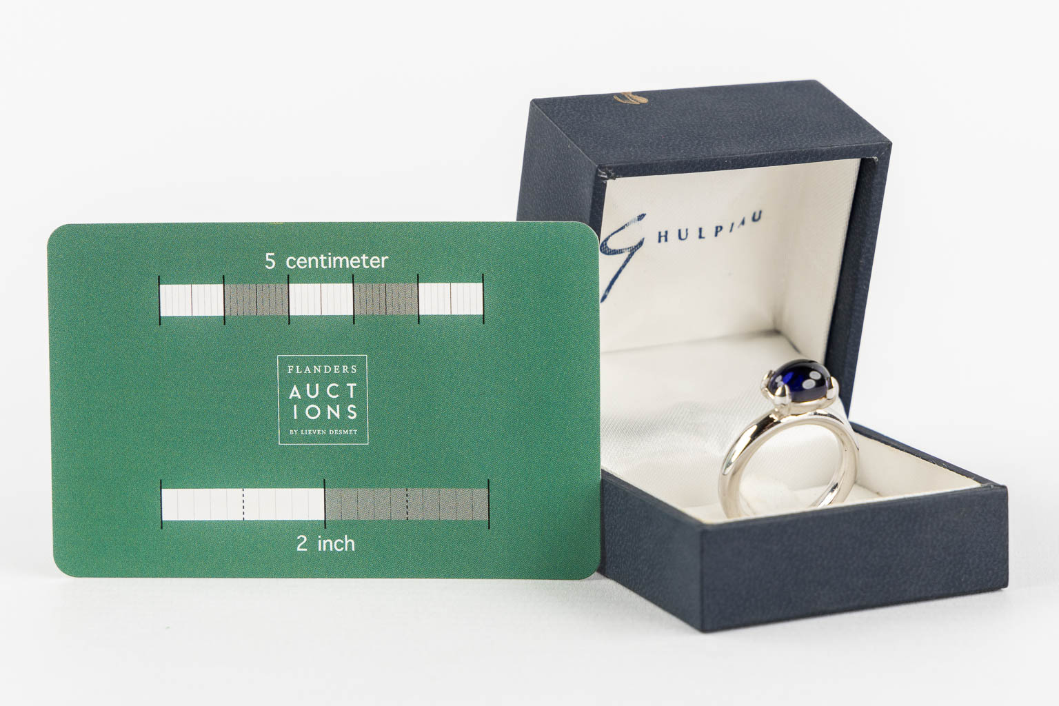 Bron Jewellery, an 18kt white gold ring with a cabochon sapphire. 11,16g. Ringmaat 57. 