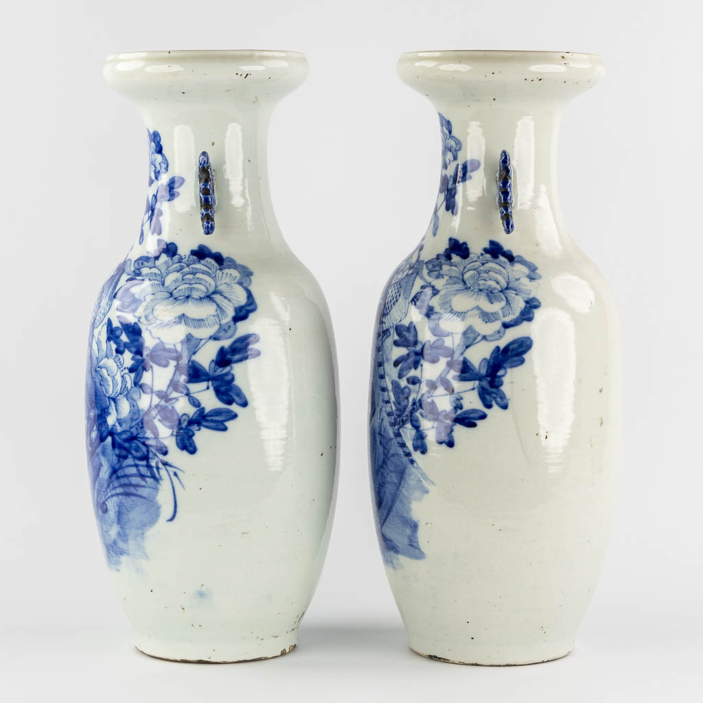 Een paar Chinese Celadon vazen met blauw floraal decor. (H:57 x D:22 cm)