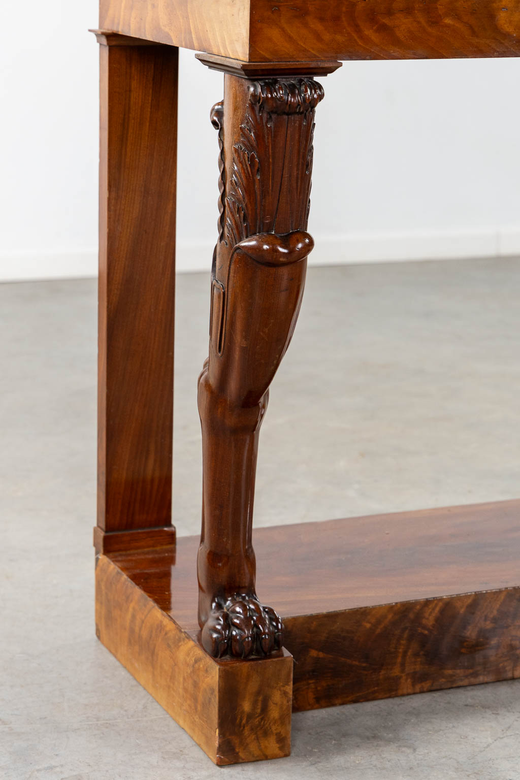 A sculptured mahogany console table with display cabinet, 19th C. (L:51 x W:135 x H:95 cm)