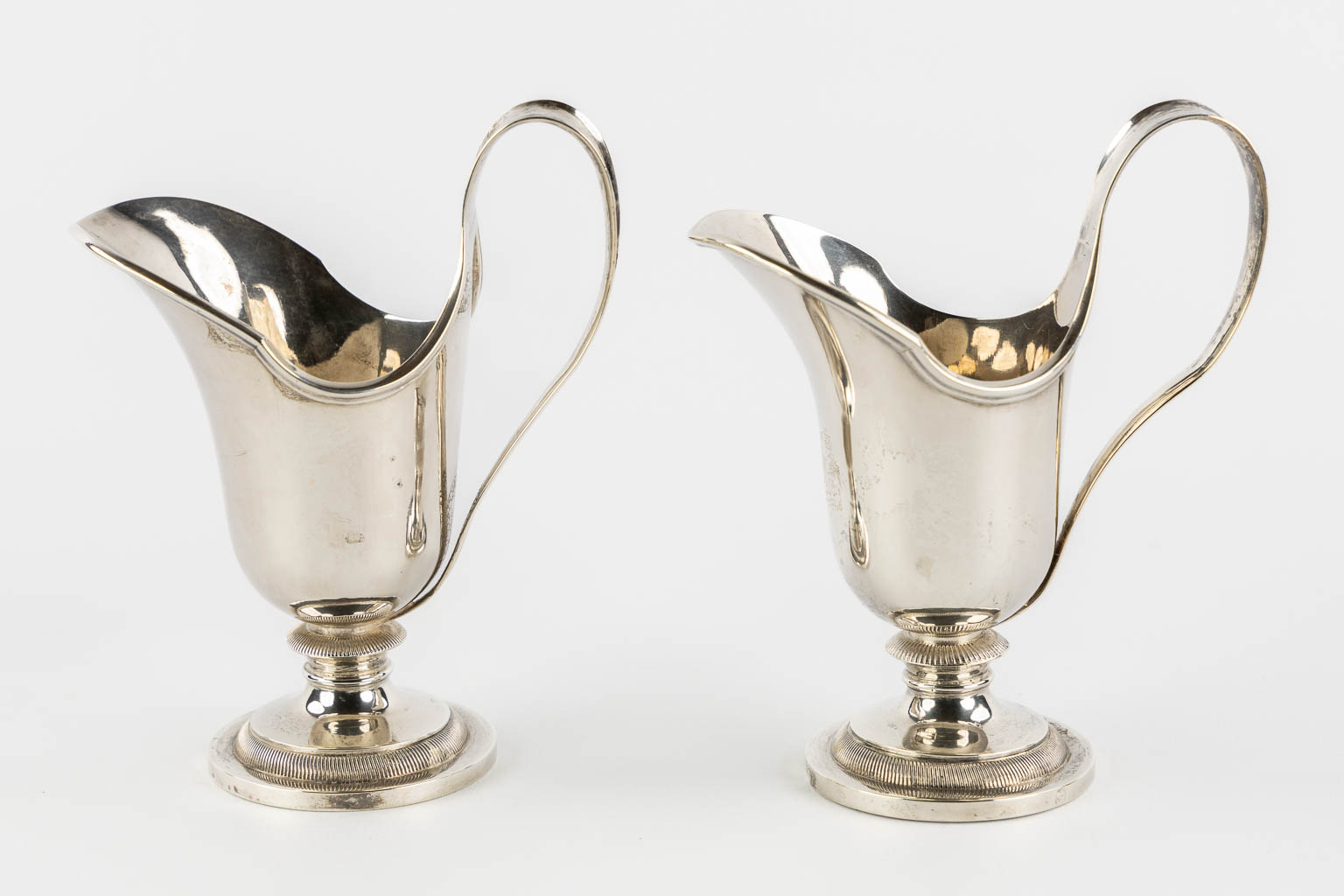 Phillipus MYS (1801-1881) 'Wijn en water ampullen', zilver, Brugge. 779g. (L:18,5 x W:26,5 x H:14 cm)