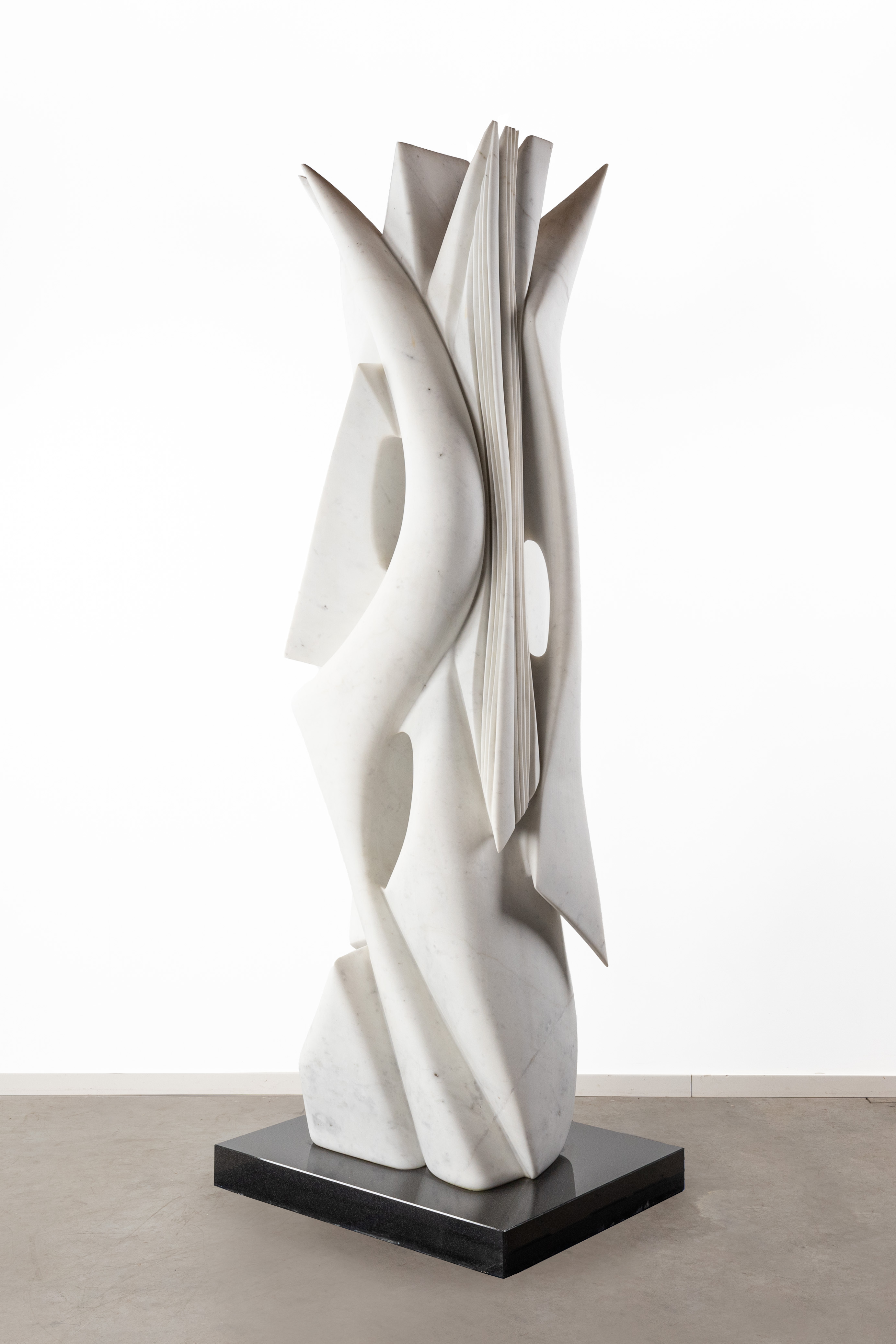 Pablo ATCHUGARRY (1954) 'Untitled' Een sculptuur in witte Carrara marmer, 2008. (L:61 x W:50 x H:226 cm)