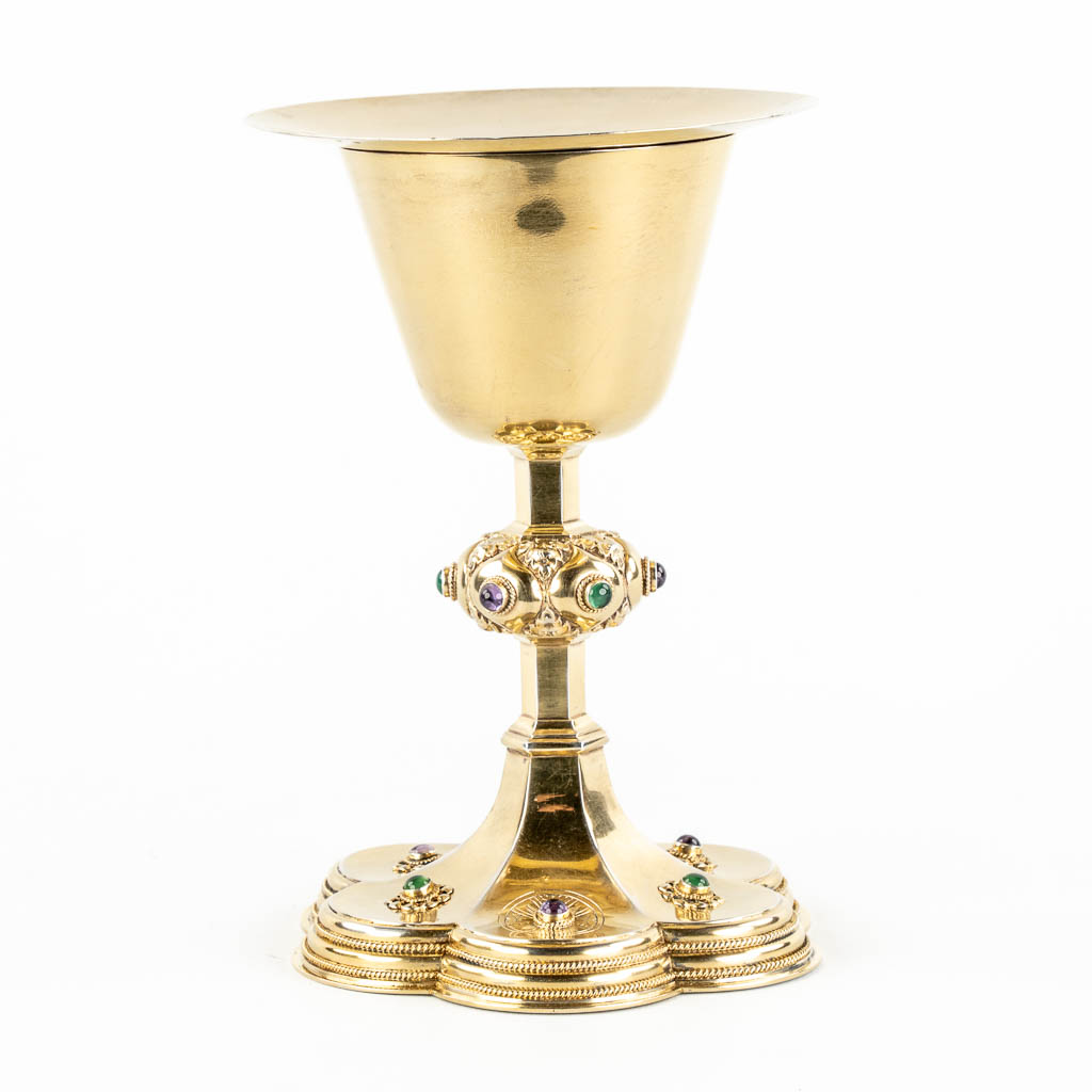 Blunt & Wray Ltd, a silver chalice with paten and spoon, Gothic Revival. London, 1923, 521g. 